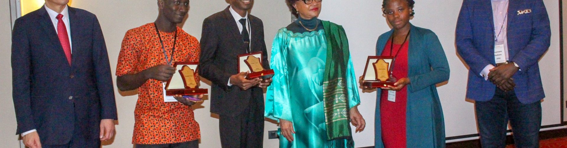 Les lauréats de la première édition du ReSAKSS Data Challenge reçoivent leurs prix lors de la Conférence 2018 du ReSAKSS à Addis Abeba