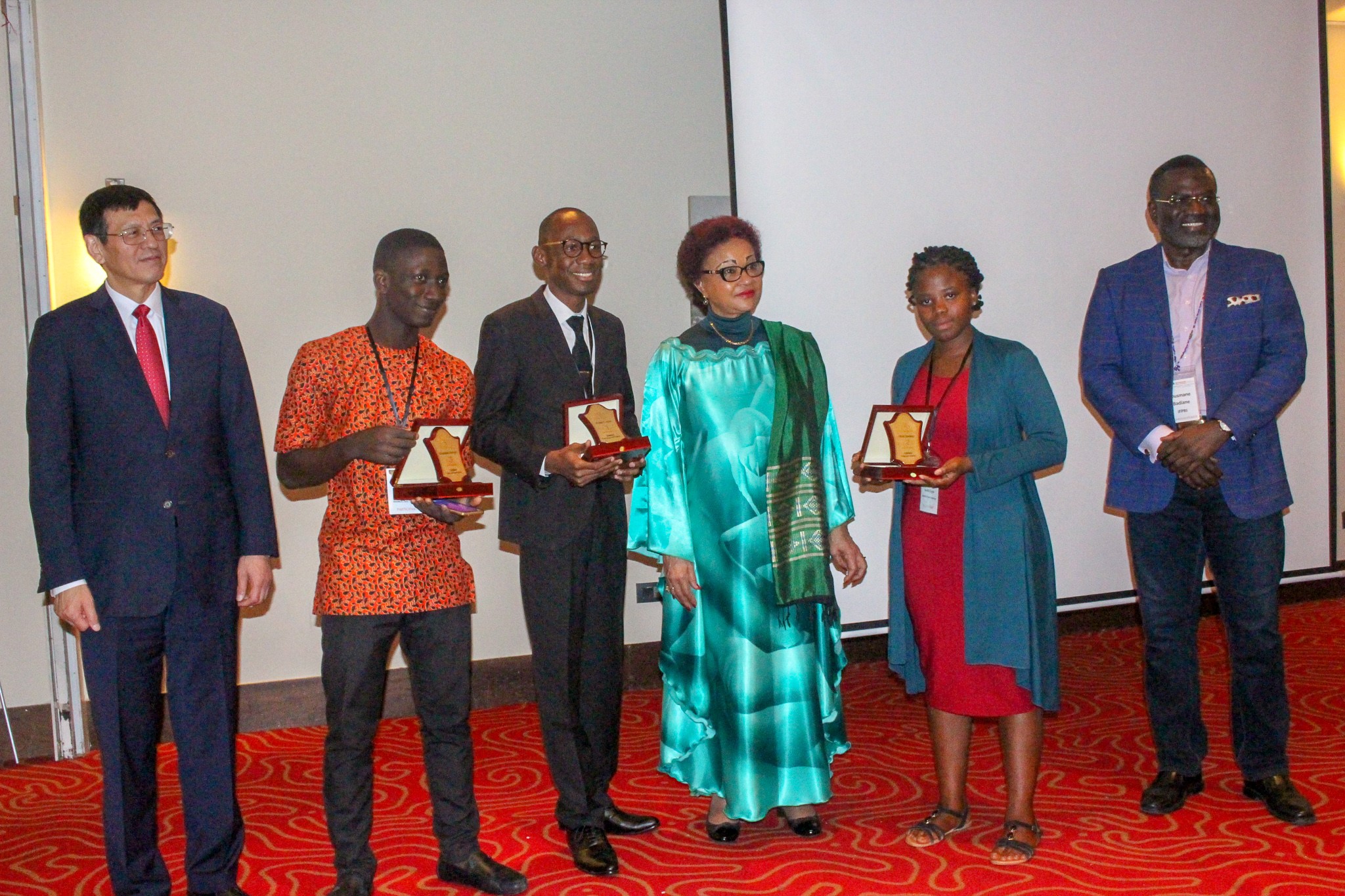 Les lauréats de la première édition du ReSAKSS Data Challenge reçoivent leurs prix lors de la Conférence 2018 du ReSAKSS à Addis Abeba